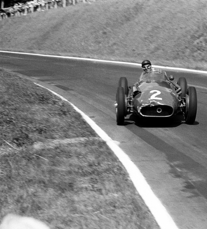 Fangio drifting.png