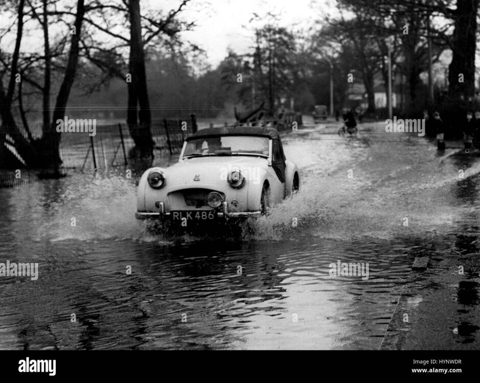 feb-02-1957-flood-waters-in-surrey-the-scene-at-hersham-photo-shows-HYNWDR.jpg