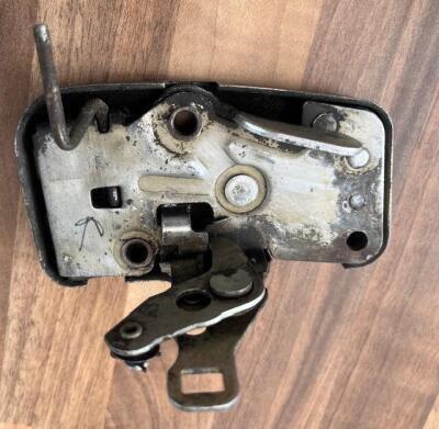TRIUMPH TR5 TR6  RIGHT HAND DOOR CATCH LATCH