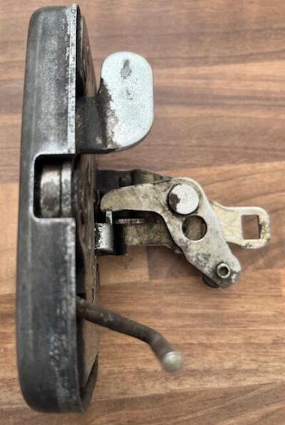 TRIUMPH TR5 TR6  RIGHT HAND DOOR CATCH LATCH