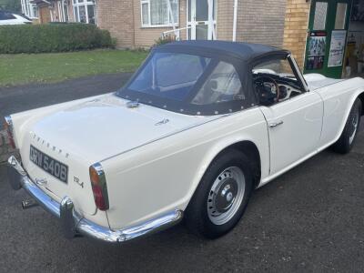 Triumph TR4 1964 White Soft Top