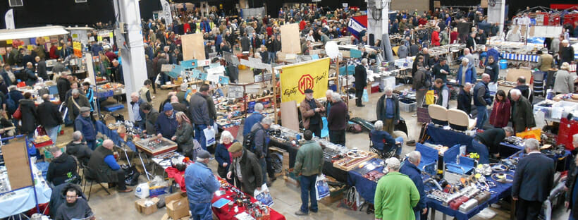 busy-bargain-hunters.jpg?v20251202074937