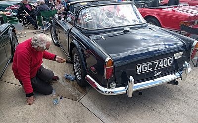 Photo by Peter Napier - Gordon Grant taking time out to clean his wire wheels (one wheel to be precise!).
