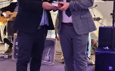 Dave Burgess being presented with the Nut of the Year award from Wayne Scott