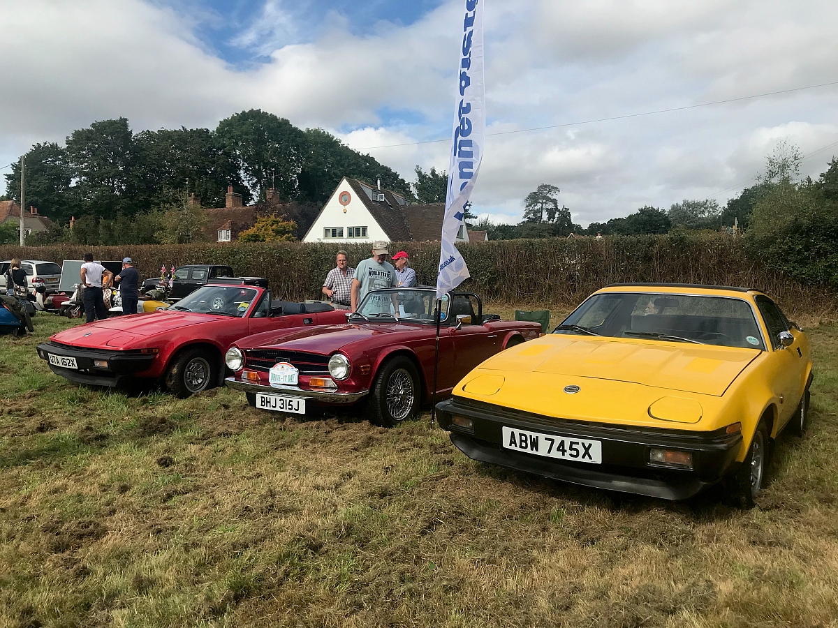 Kennet Valley Group enjoy great day out at Yattendon with loads of Classics on show!